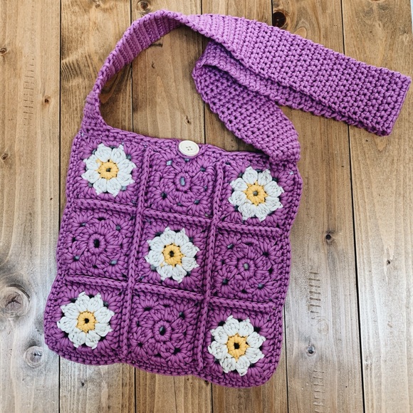 Handmade Handbags - Crochet daisy crossbody purse